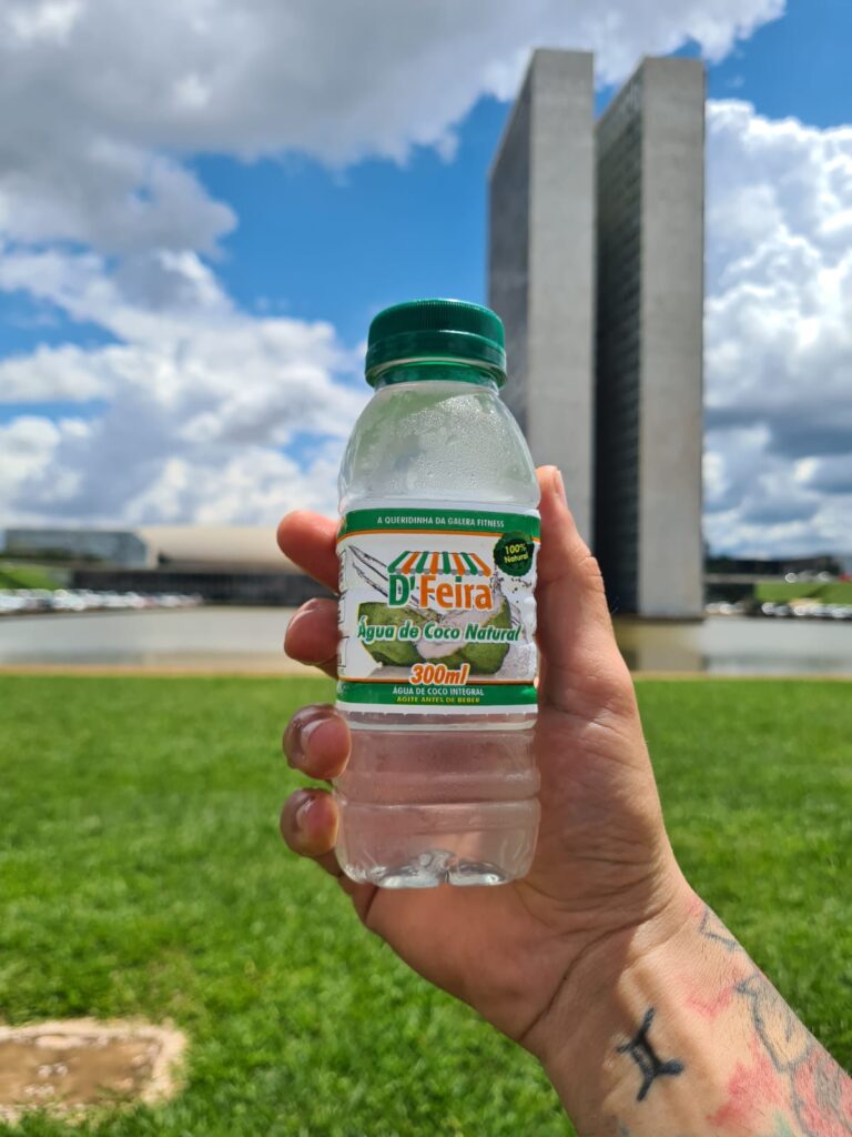 garrafa de água de coco em frente ao congresso nacional no centro de Brasília